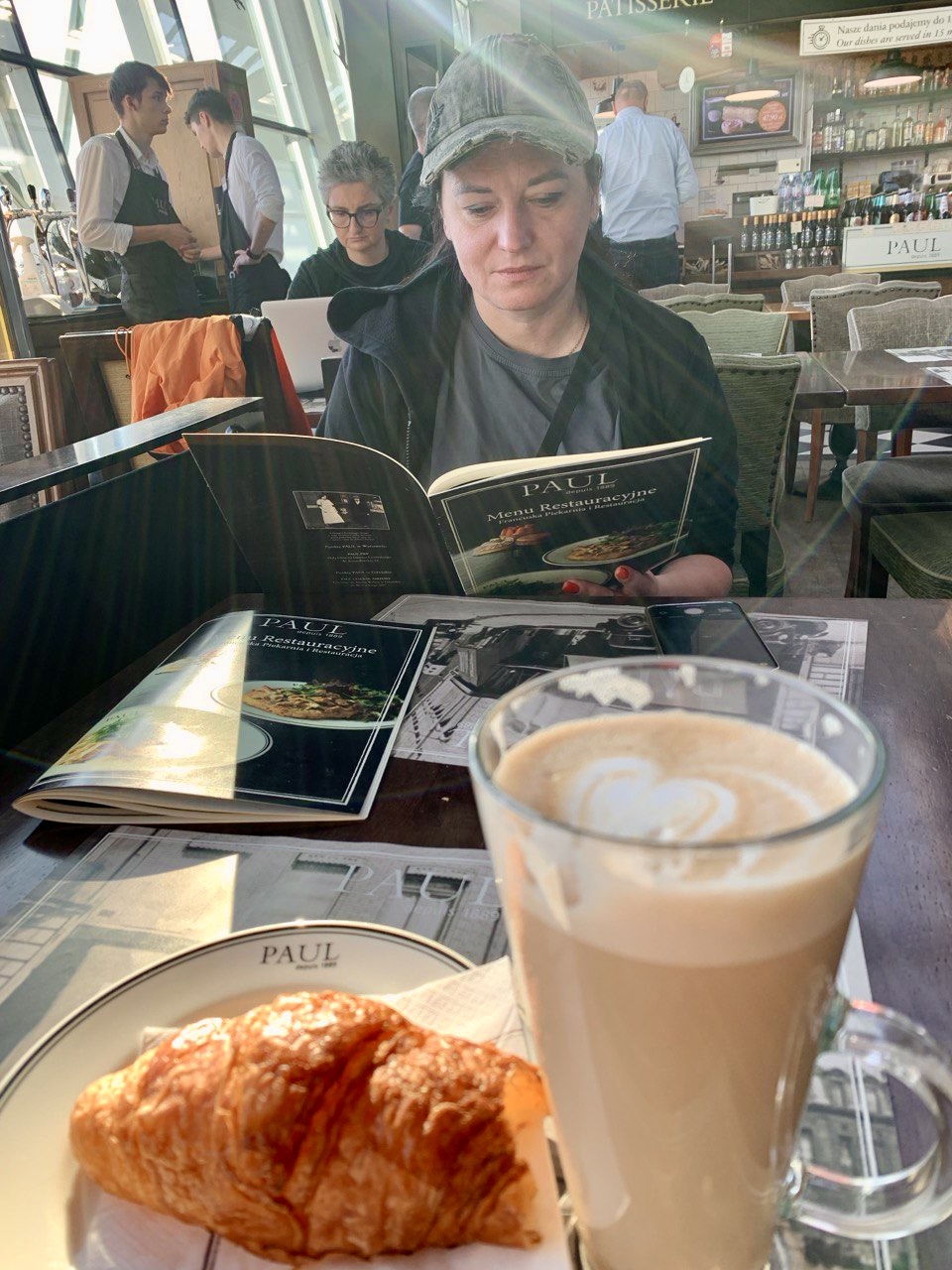 Вика в кафе PAUL