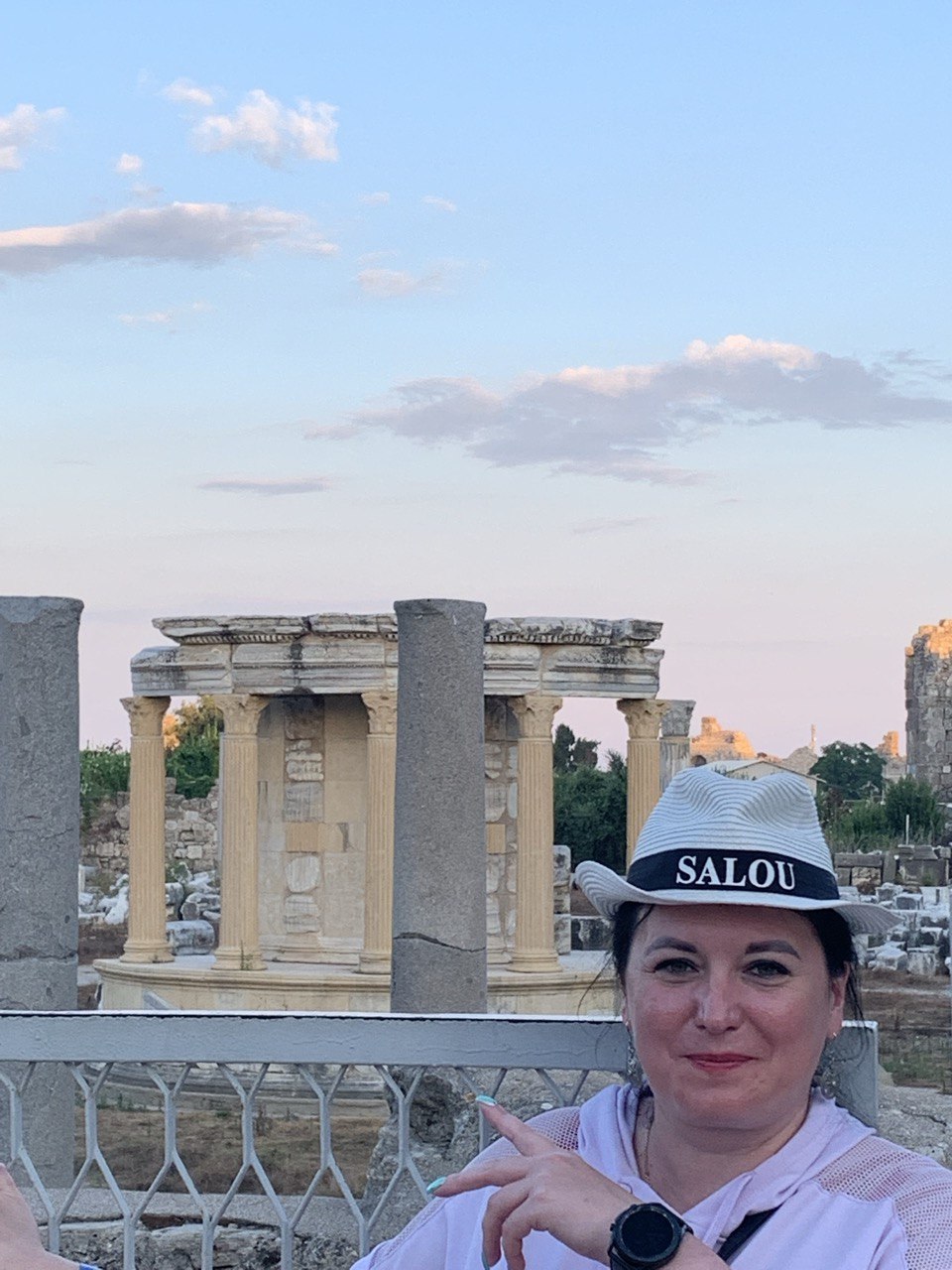 Вика у древних руин